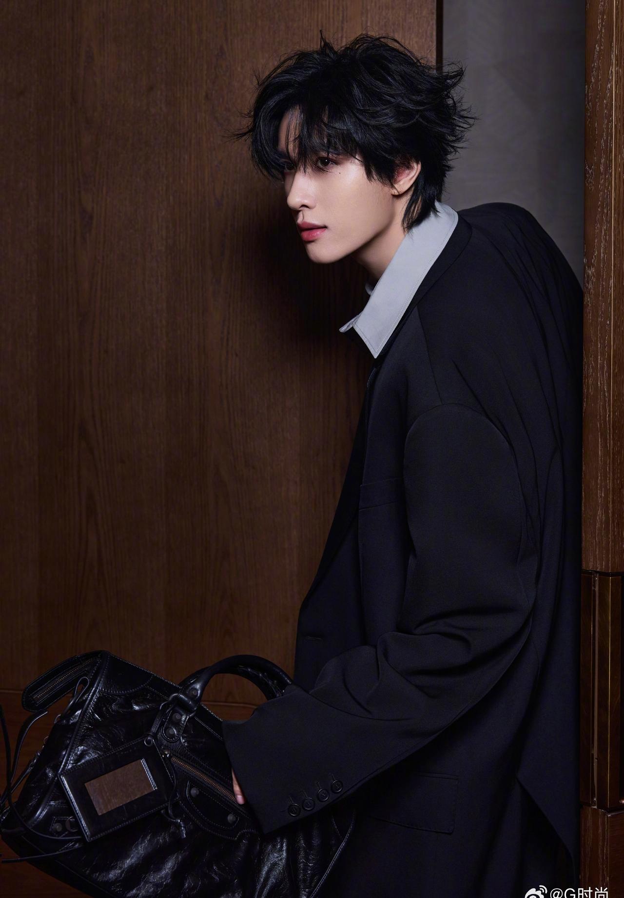 展轩亮相广州BALENCIAGA活动，全程演绎都市时尚感，引发现场和社交平台热议