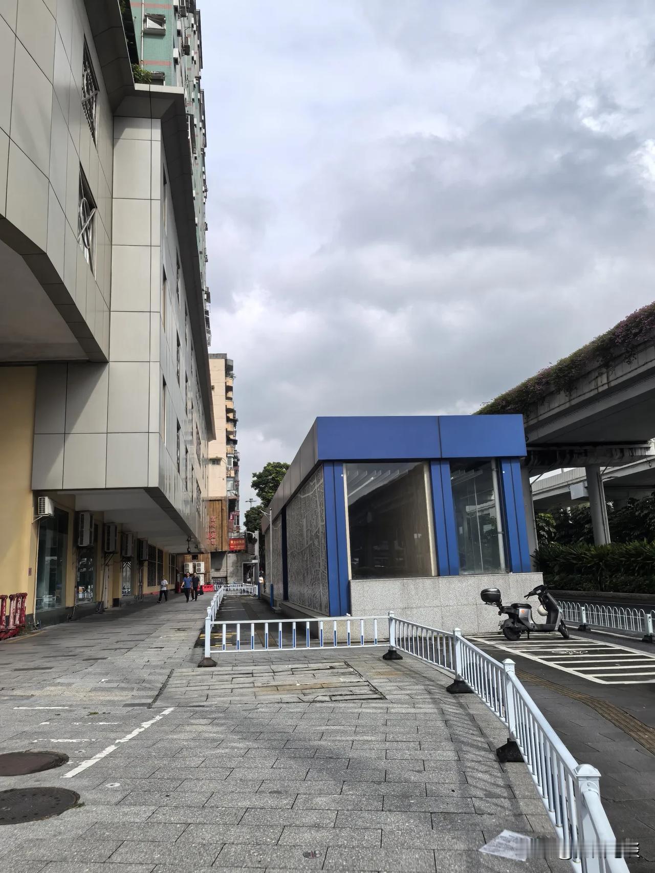 老旧房子搞原拆原建升级改造，地铁站也可以旧站改造升级，提供更好服务啊！

老城区