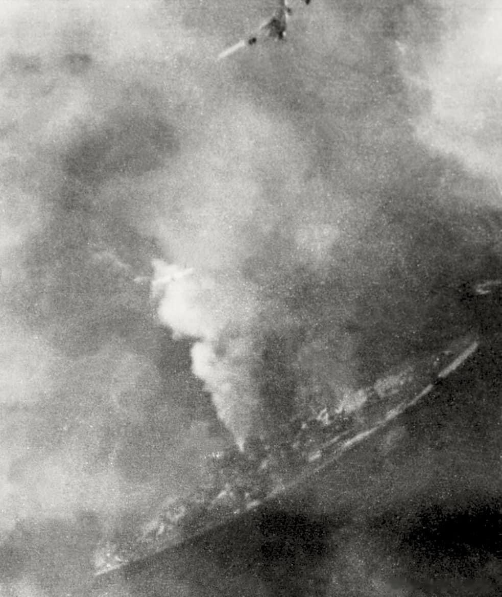 遭到皇家海军梭鱼式俯冲轰炸机打击的提尔皮茨，摄于1944年4月3日的钨作战期间。