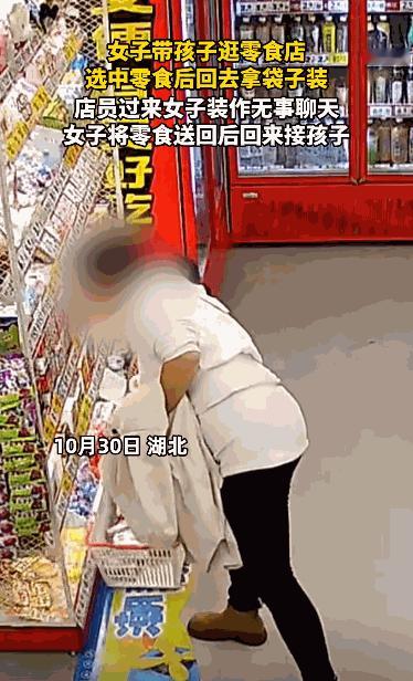 “防不胜防！”10月30日，湖北，一女子在零食店里挑了一大筐零食，但是却不想付款