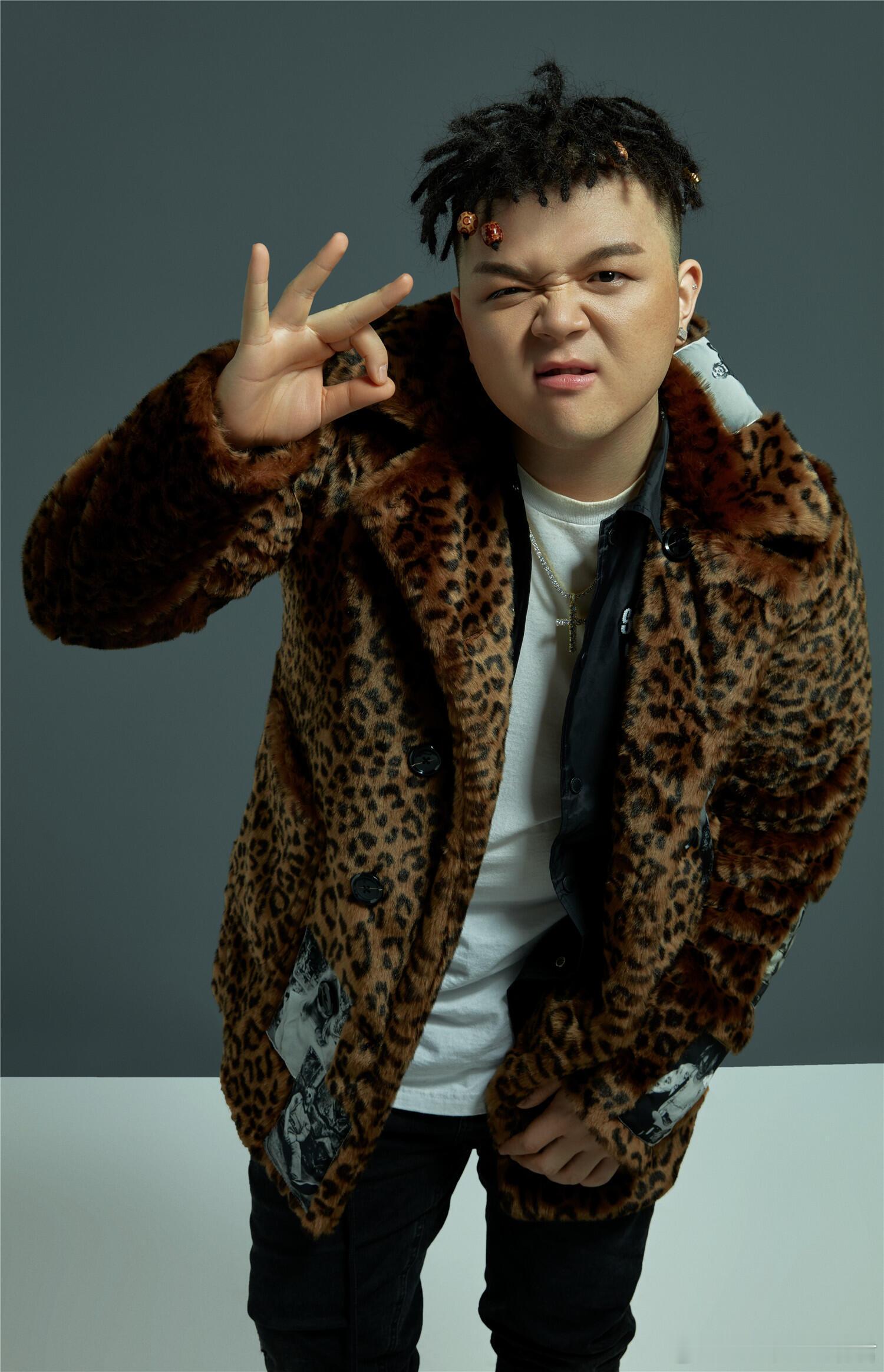 艾福杰尼追星陶喆 他晒合影那个激动劲儿，完全忘了自己也是个明星。追星面前人人平等