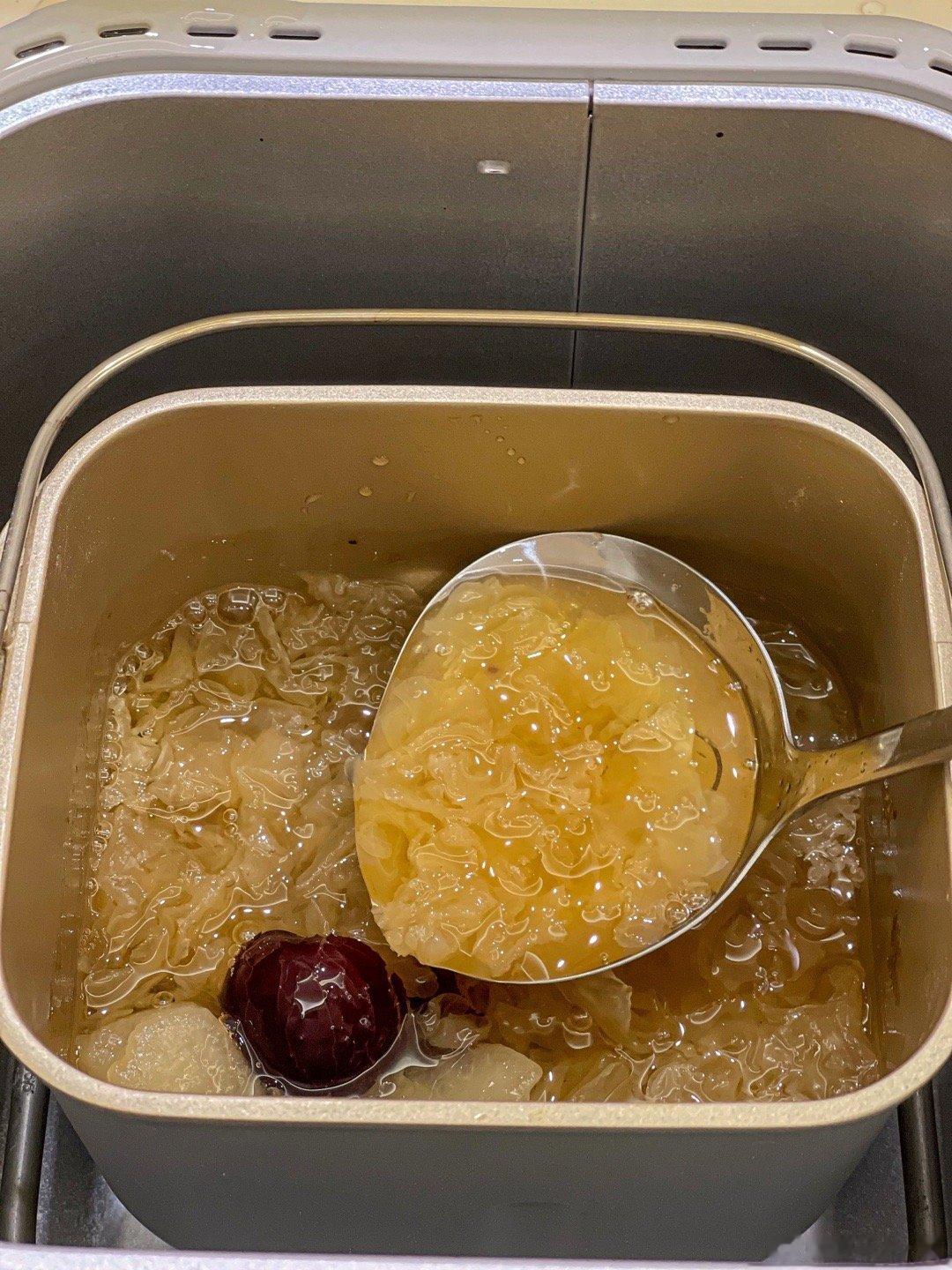 一键煮银耳汤[打call]用海氏面包机煮一键完成，轻松出胶，不会溢出。食材：银耳