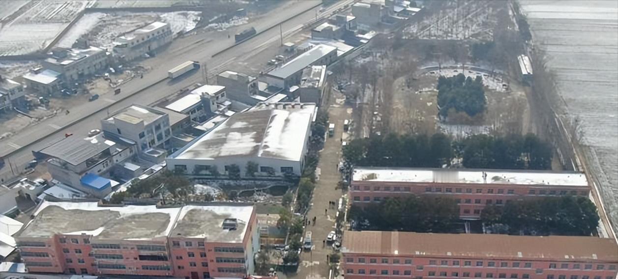 千呼万唤始出来！在距离悲剧发生近两年之际，在媒体的追问之下，河南方城县英才学校重