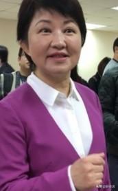 卢秀燕急眼了不再装了
这位曾任国民党副主席的卢女士，自己扯掉了装饰布，说湾湾是“