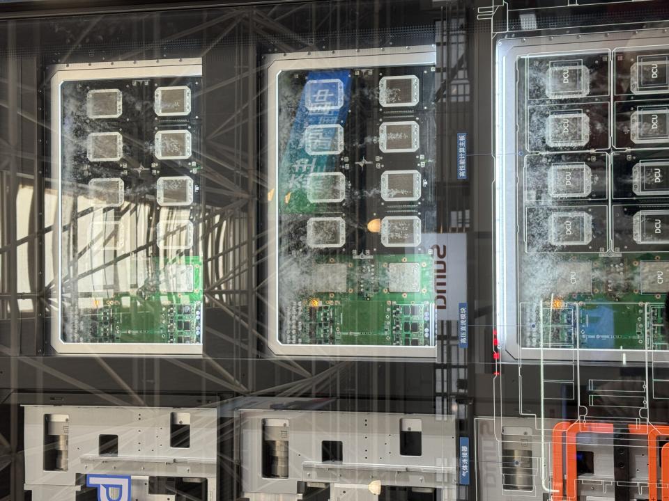 还有人质疑国产万卡集群能不能实战？听说即将要上线的郑州节点会用实力证明，知情人士