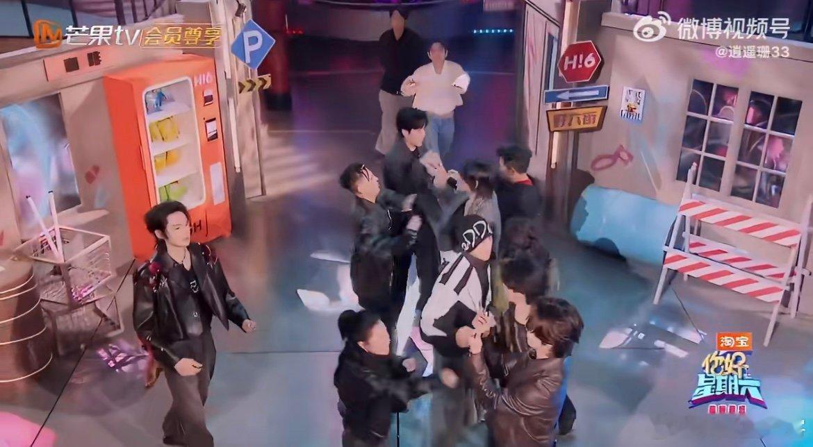 何炅 已经在努力劝架了 现场直接变 “幼稚园大乱斗”！一群魔童扎堆打闹，何老师在