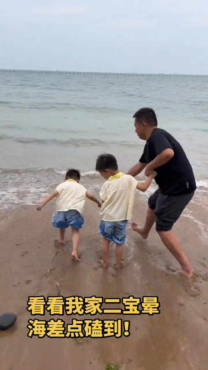 看看我家二宝晕海差点磕到。
