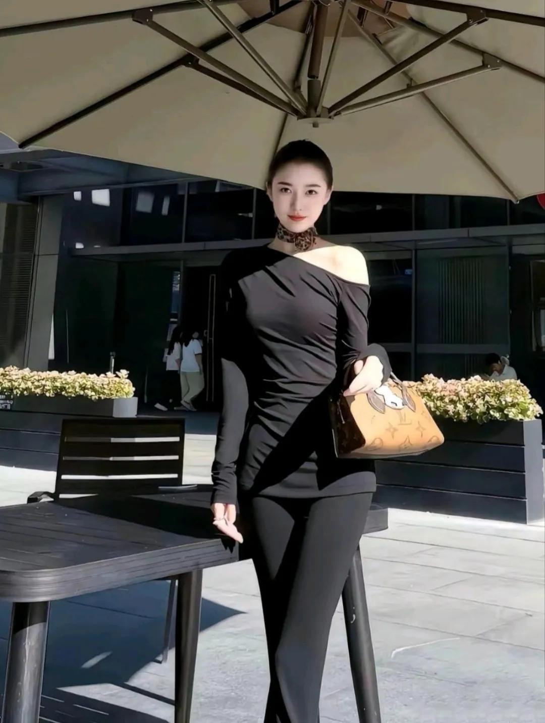 哇塞，美女怎么这么美，这身材颜值逆天了！
美女