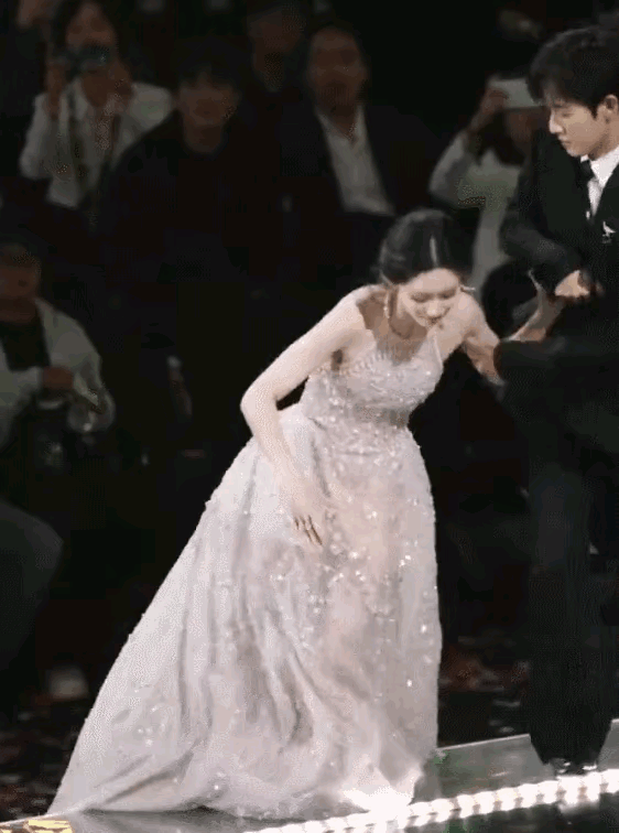 星光大赏的红毯一夜，
两大名场面锁定全场。
孟子义在红毯上不慎“连环摔跤”，意外