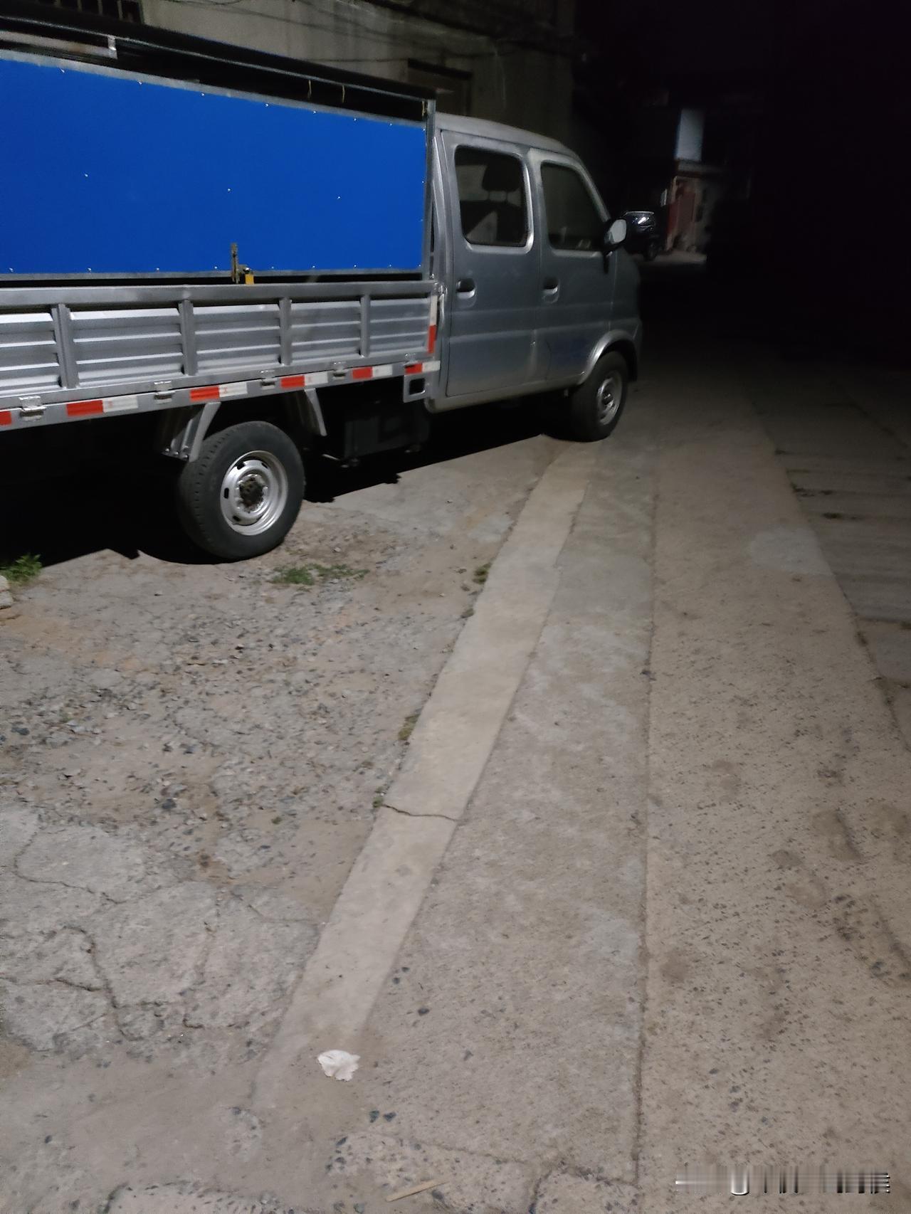 为什么流浪猫见了人就躲，一定是有人曾经欺负过它！
晚上出门回来，看见一只流浪猫，