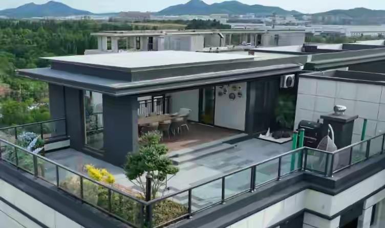 顶楼可能有楼下的噪音 但其他楼层是上下夹击。
这话绝了，确实，与中间楼层比，顶楼