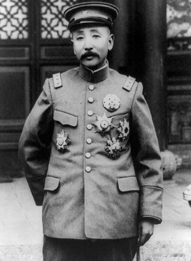 民国时，张作霖麾下有个连长，因彩礼不够娶不到媳妇，张作霖眼睛一瞪说：“你没有提我