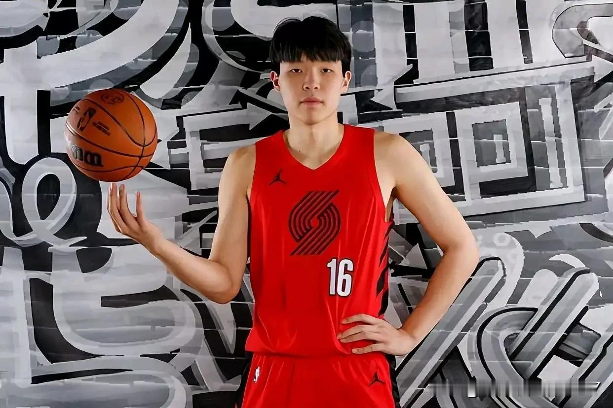 杨瀚森的机会可能真的要来了！据前方知名的ESPN记者透露，在开拓者上场对战灰熊的