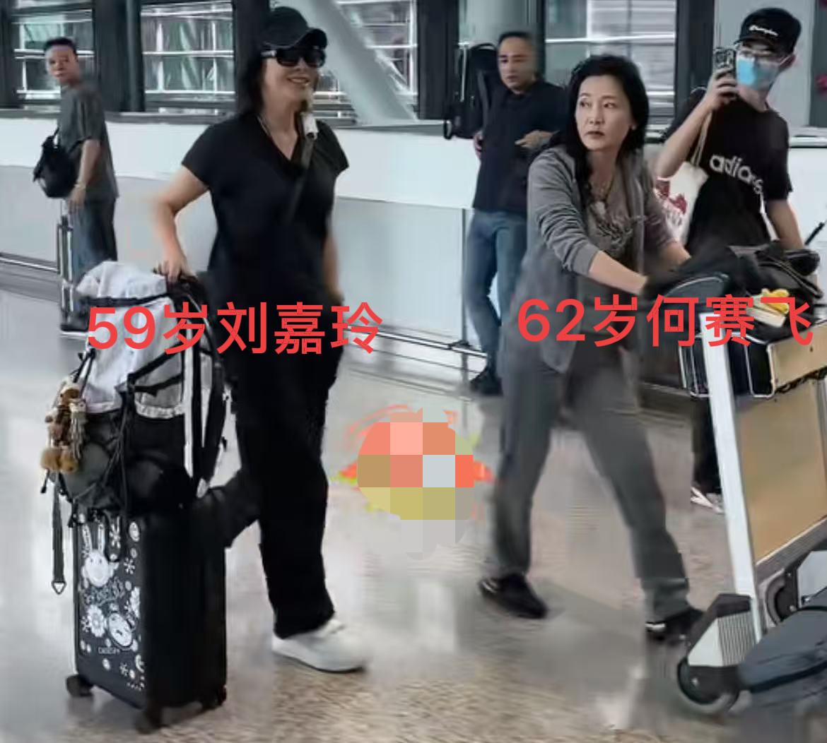 59岁的嘉玲姐现身上海机场
我发现了，几个显体态年轻的秘密
即使刘嘉玲已经50多