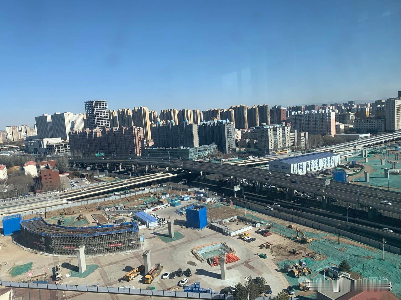 今天南二环与昭乌达快速路立交桥开始施工了，总归我们是要见证它从无到有的立交桥，但