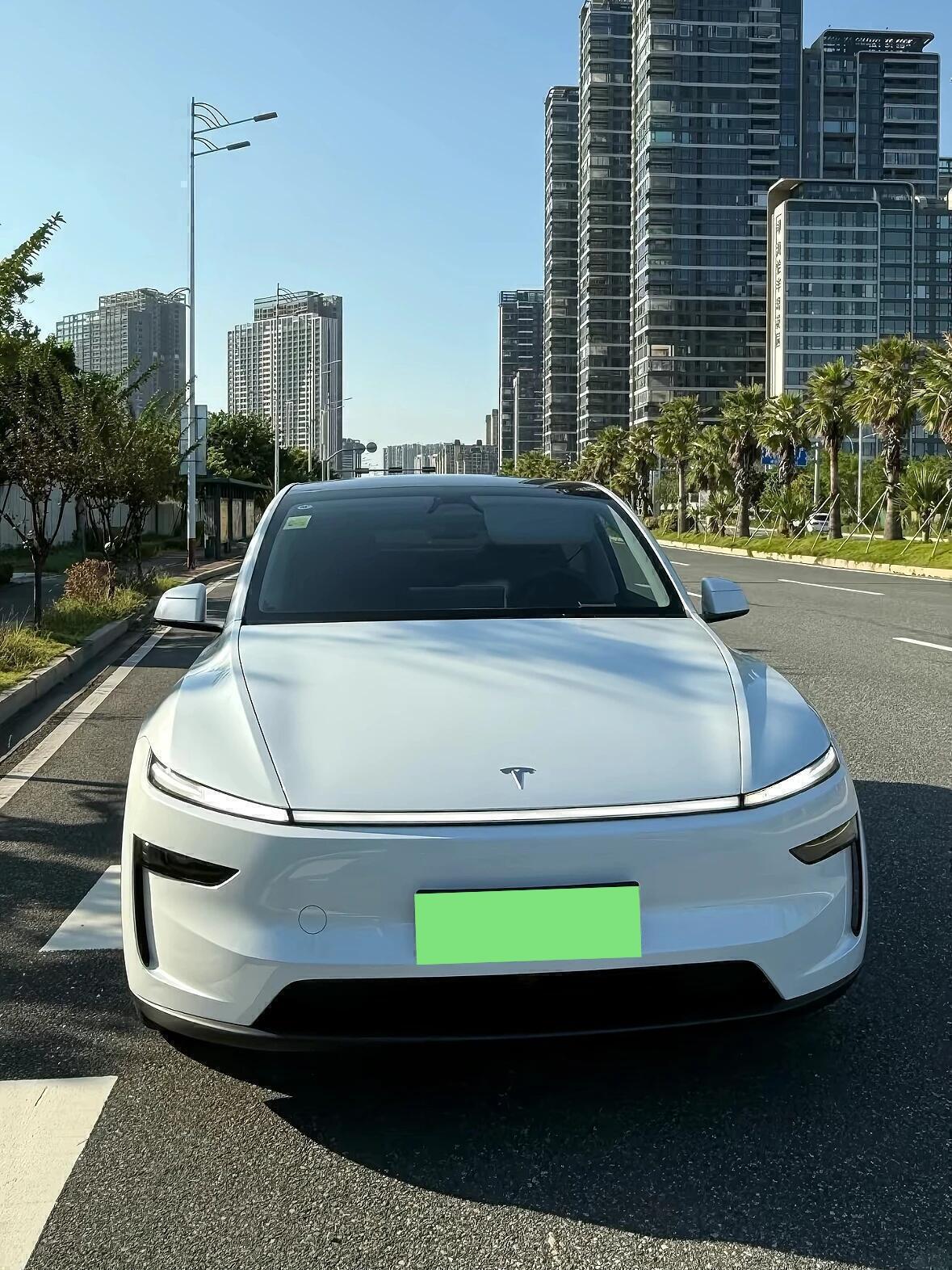 Model Y第二年续保，无事故报价三千多到四千，真的比第一年便宜太多！交强险车