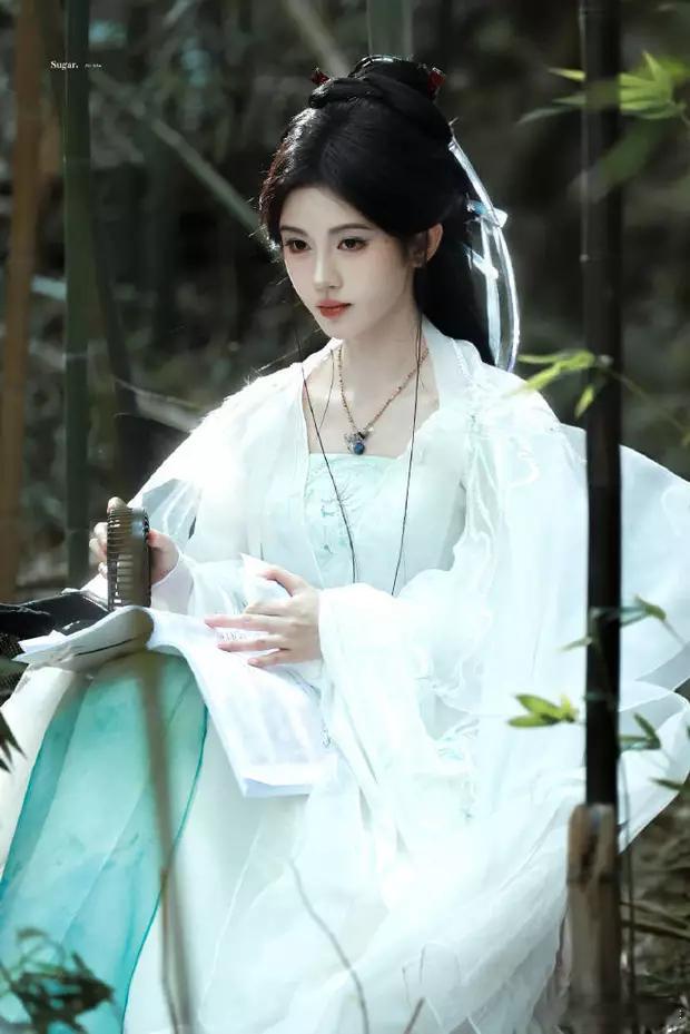 分享娱乐[超话]分享娱乐 鞠婧祎穿白衣气质清雅高贵 竹林静坐回眸宛如神女降临 ​