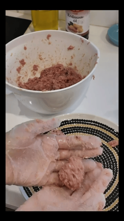谢霆锋说原来老外做肉丸也要打劲一饭封神 这绝对是本期节目最出彩的专业碰撞瞬间！从
