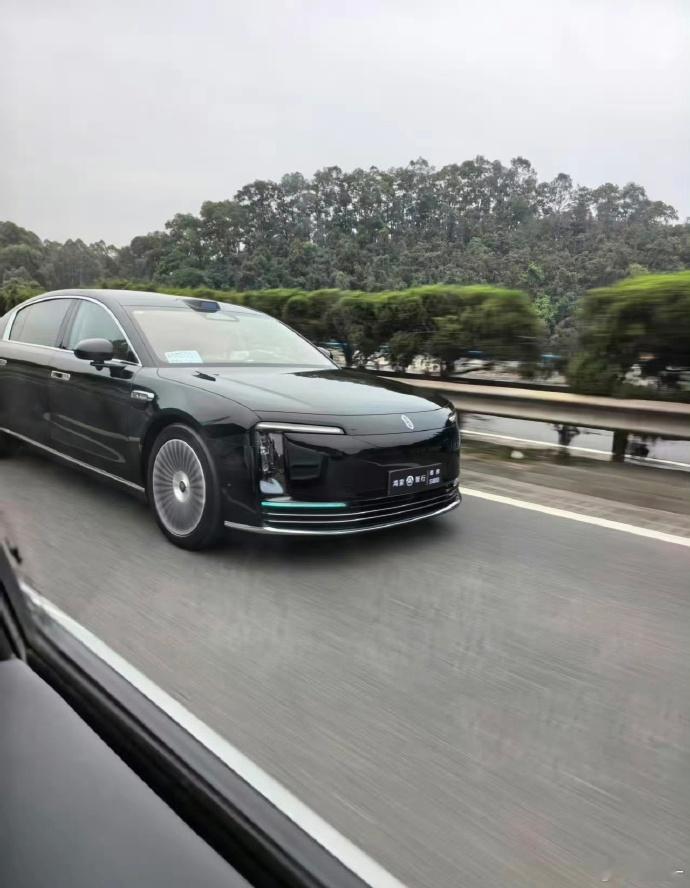 尊界S800 的辅助驾驶灯，这个颜色和亮度，很高级！ ​​​