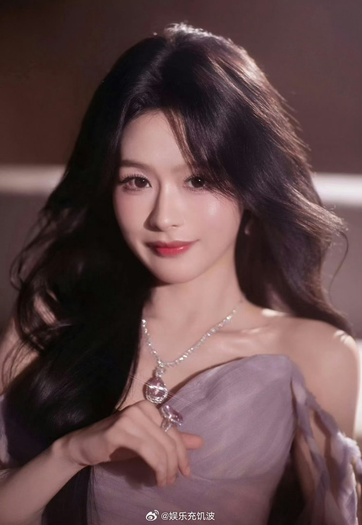 余茵首次出席IP盛典余茵前一天得奖后一天播剧一天一惊喜，余茵用实力与运气，开启属