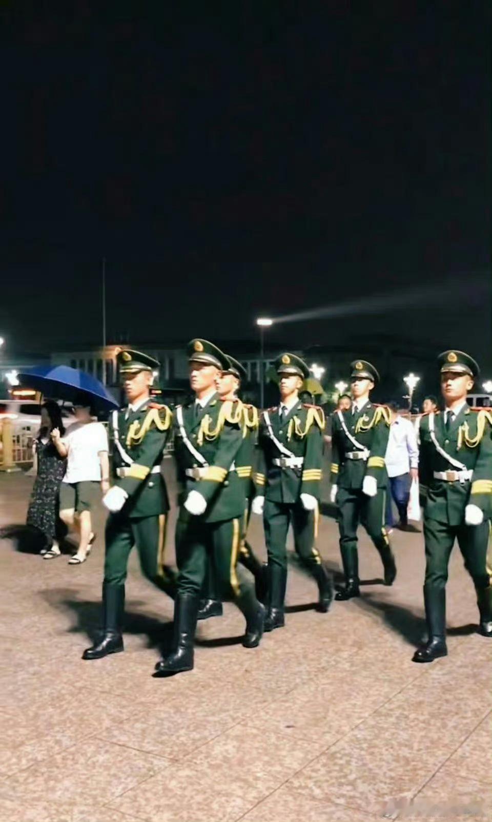 凉快一点了吧？不然这个季节WJ天团男生穿这一身可太有男人味了[给力][威武][给