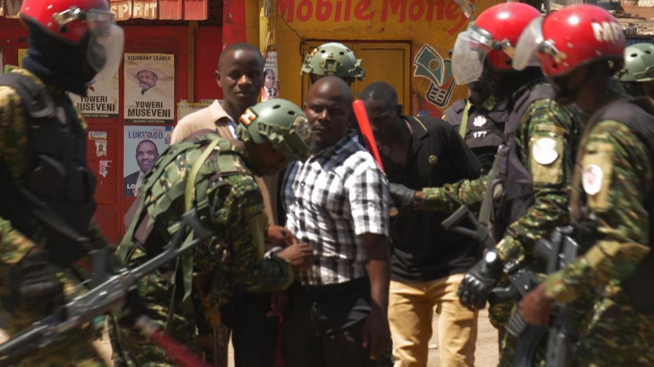 乌干达选举计票过程爆发暴力冲突，反对派支持者高呼"人民力量"