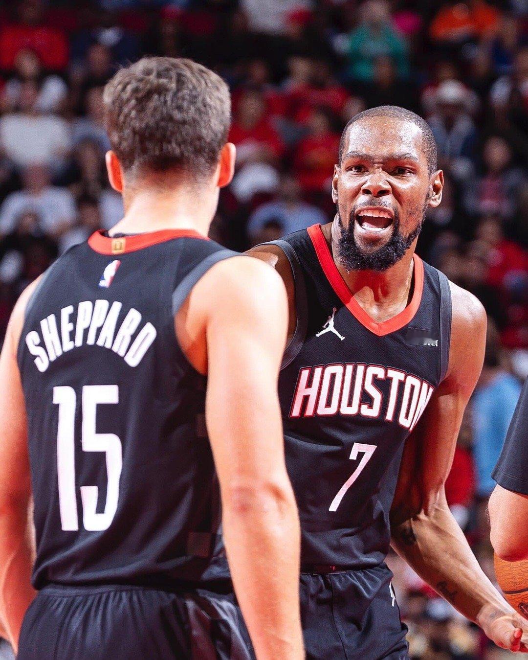 火箭过去10场比赛打出9胜1负的战绩。这10场，谢泼德表现不俗，在场均出战22.