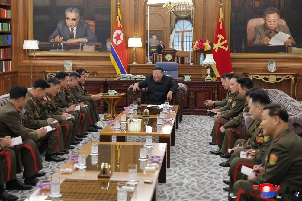 据朝中社消息：金正恩接见了朝鲜人民军海外作战部队主要指挥员。他听取了相关军事活动