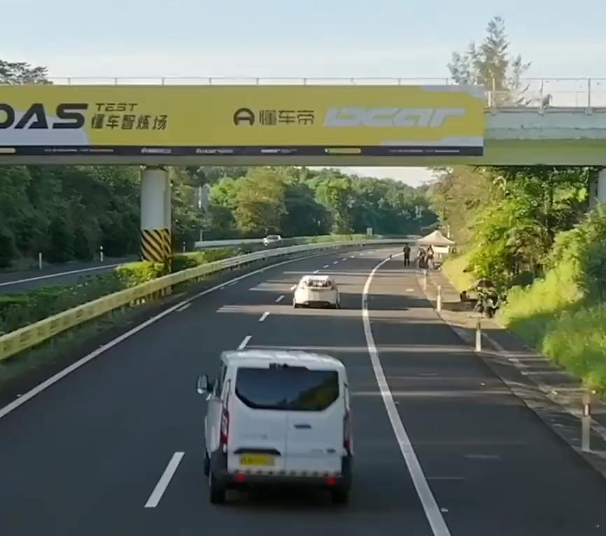 这个场景，还有人在念叨“让速不让道”。你去问问那个什么东门，如果前面的是一个真车