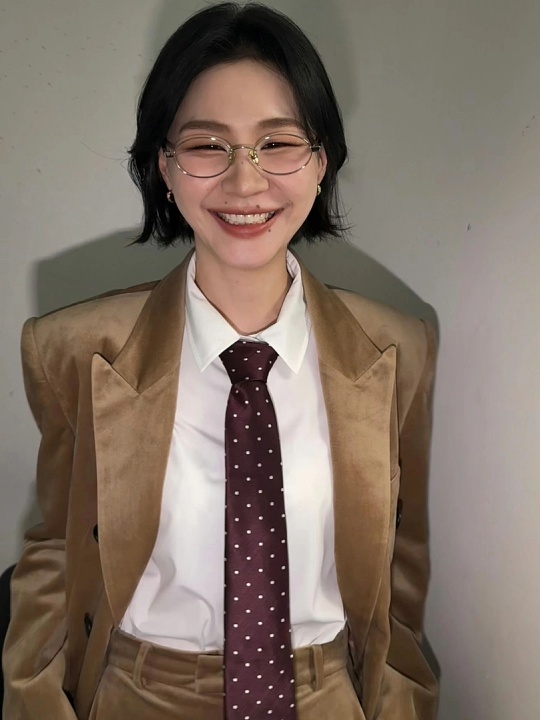 金靖短发高智感金靖的短发造型也太戳高智感了吧！利落的短发线条完美修饰头肩比，瞬间