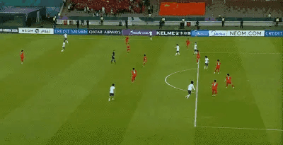 这球差点给给韩国教练整出axb了！越南队玩火啊，这下半场一开始就能看到越南快被打