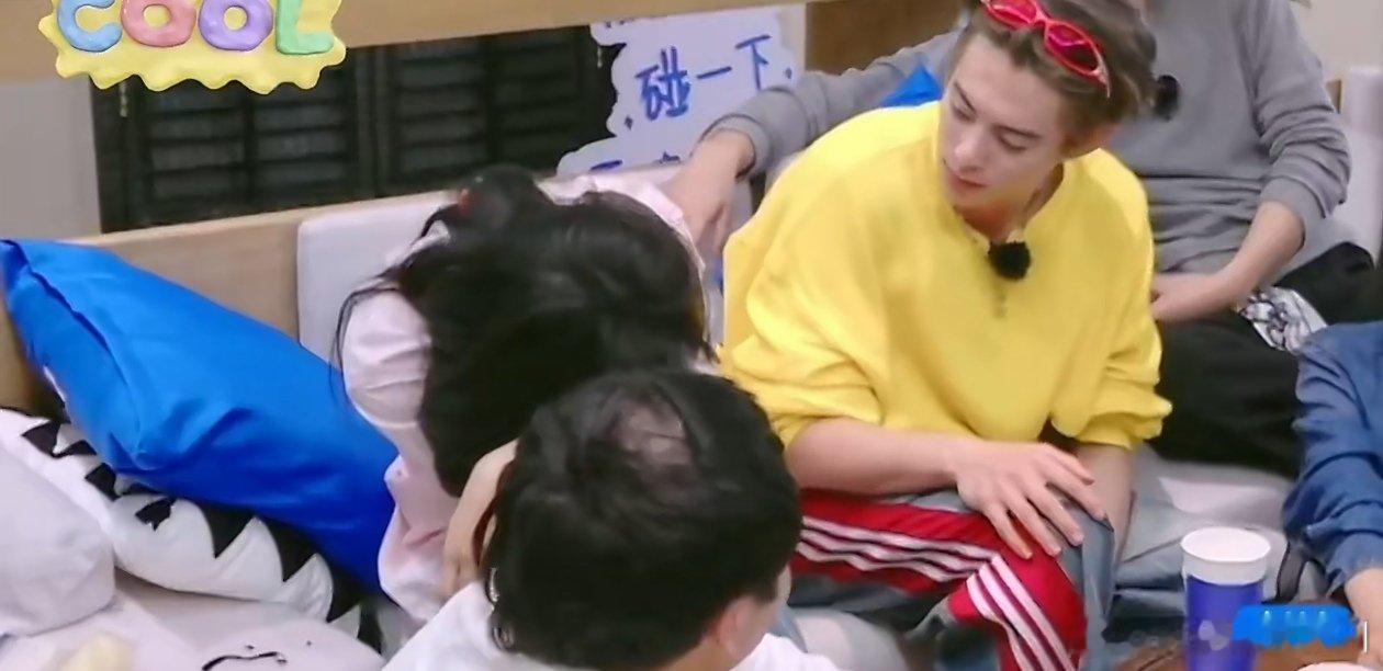 徐志胜头顶怎么了亲爱的客栈 《亲爱的客栈》最新一期全员晒8年前照片，徐志胜的片段