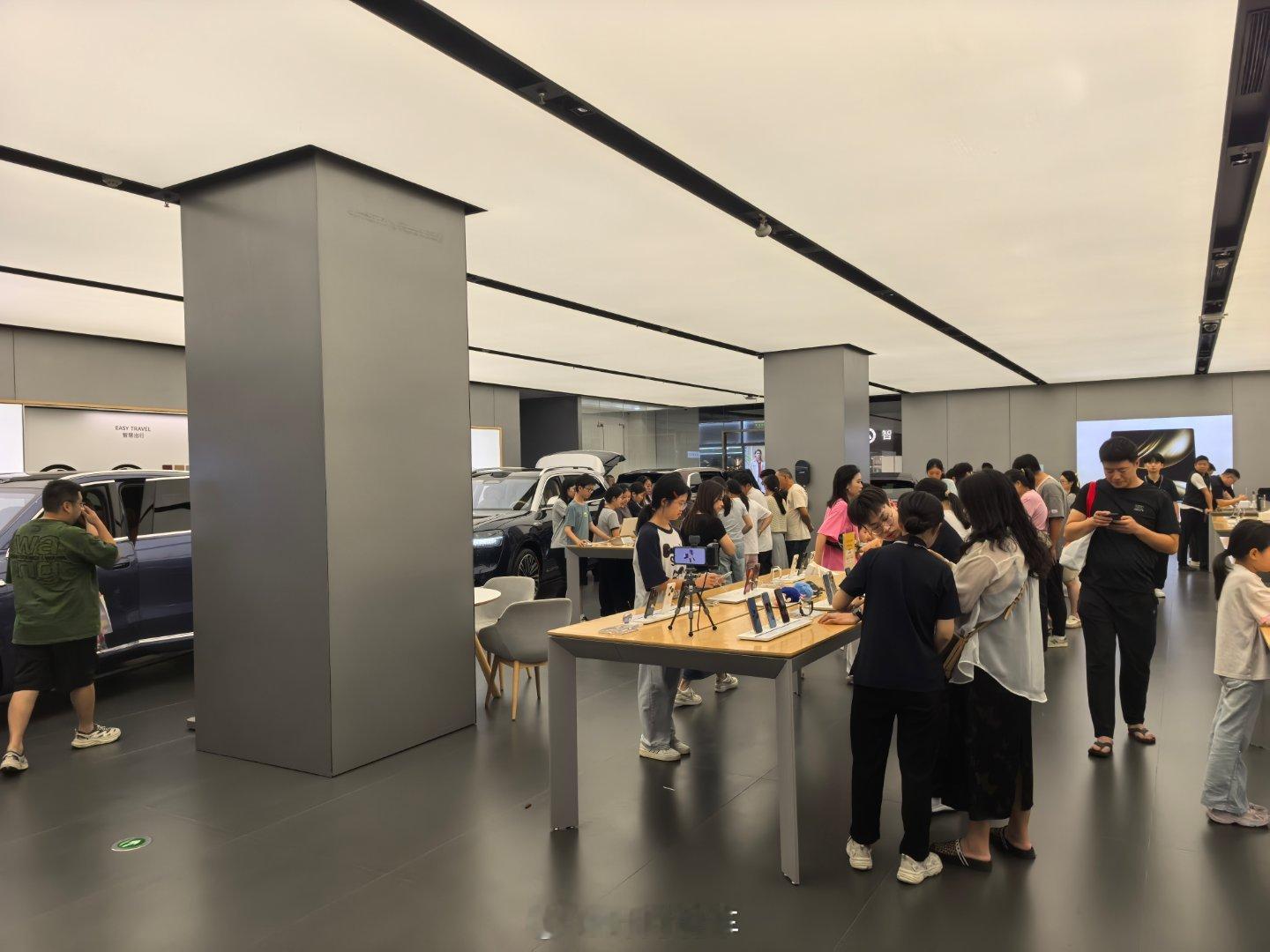 21:46的华为店，人是真多，络绎不绝 ​​​