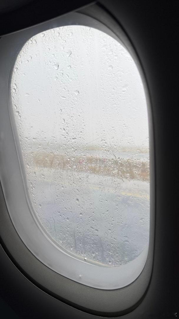 飞机在雨天滑行转个弯，测滑了…