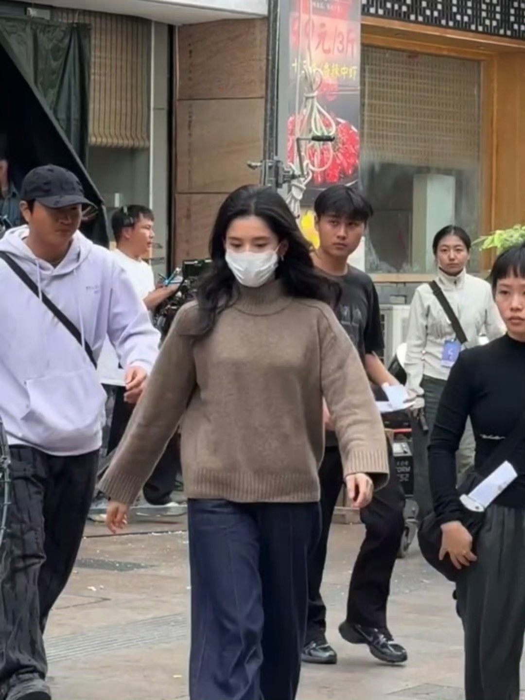 《致我那菜市场的白月光》即将开机，张婧仪已经进组出妆，男主是陈靖可班底：监制：李