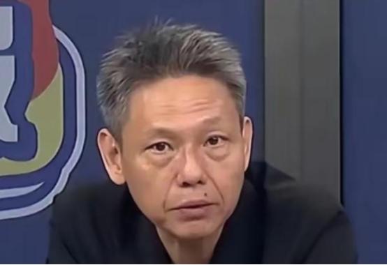 台湾时事评论员谢寒冰：你们知道中国大陆这两天在干什么吗？他在给全国的退伍军人制发