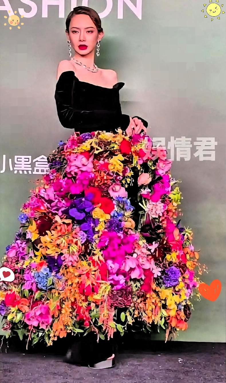 谁能想到红毯还能这么卷？
戚薇直接穿了件“会呼吸的花裙子”炸场，

当场让刘亦菲