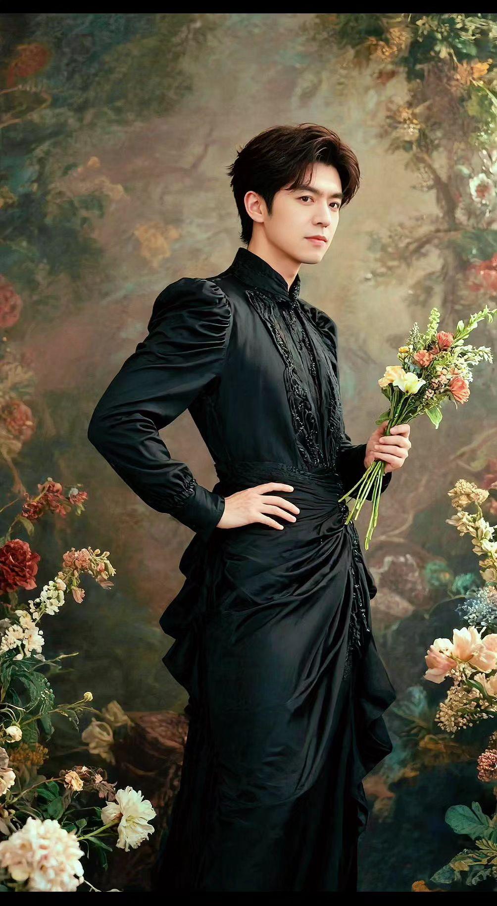 🎨当油画里的绅士走出来，连花束都屏住了呼吸💐 黑色丝绒是凝固的夜，褶皱里藏着