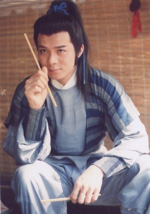 才发现，黄日华广西的容貌特征特别明显啊，低山根，大鼻头，鼻孔外露。