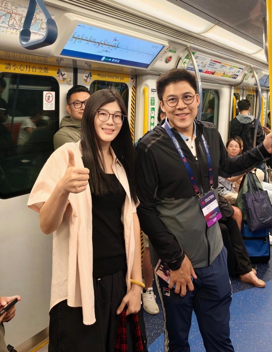 47岁霍启刚在香港坐地铁出行被偶遇，他真人看起来很帅气，个子不是很高，目测只有1
