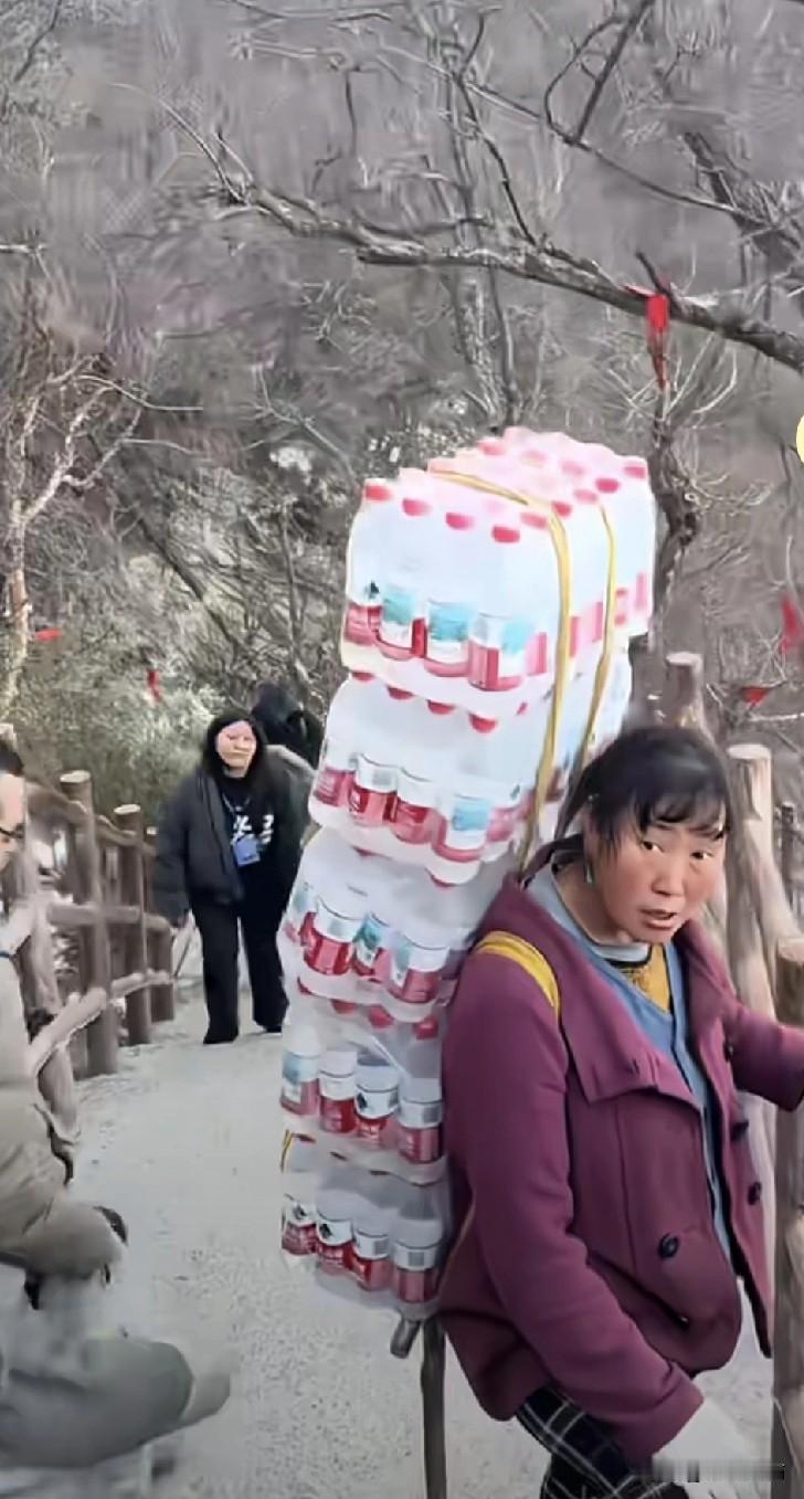 这是老年人的通病：
一，消化吸收功能严重下降，吃下去的东西，没有很好被胃消化，更