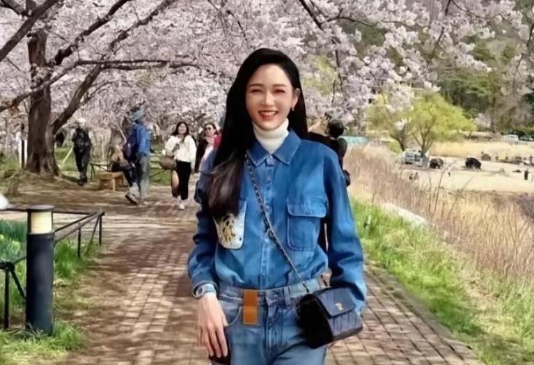 都快五十岁了，保养得宜，看上去格外年轻。
不少人感慨唯一的遗憾，便是没有生育孩子