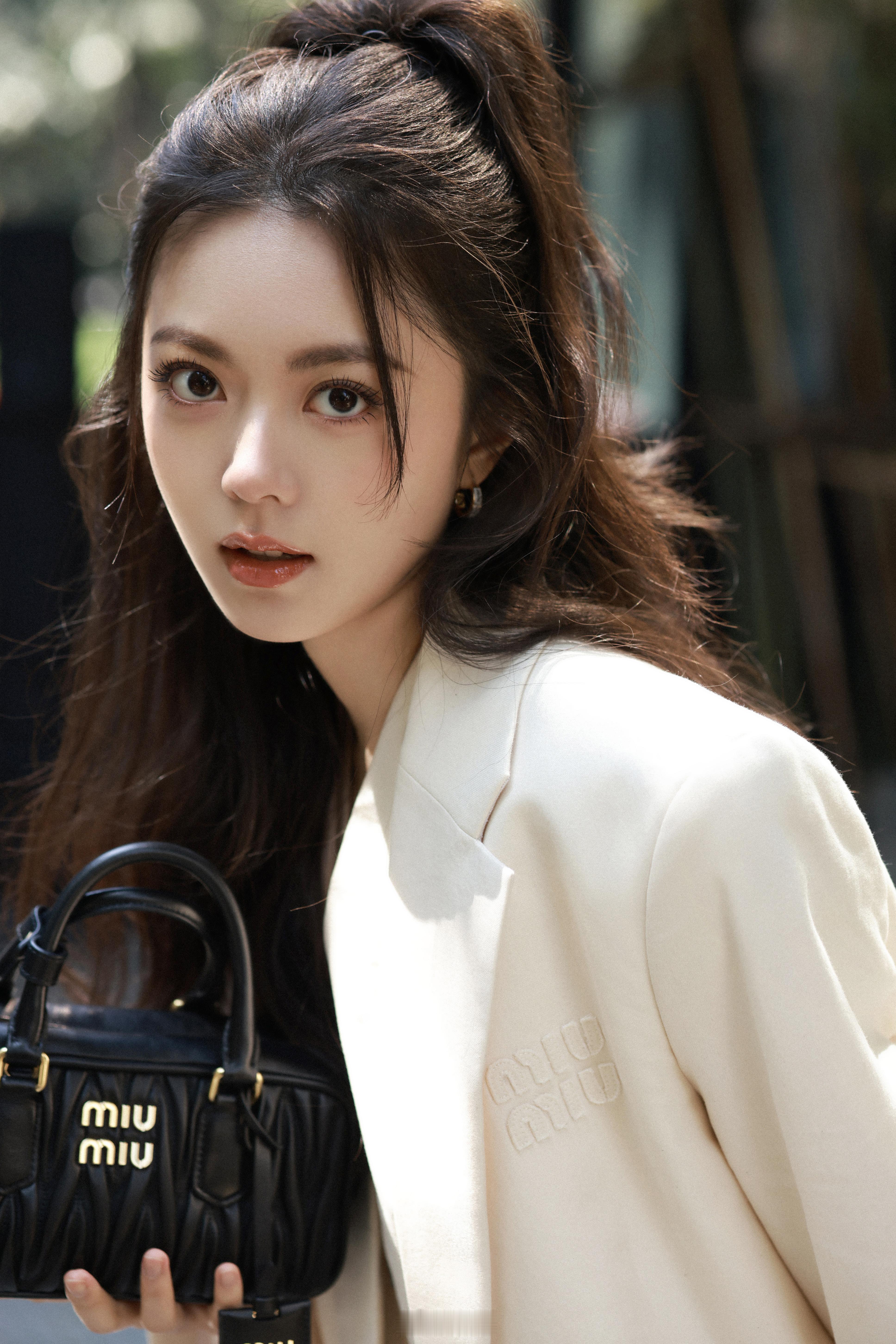 #赵今麦高马尾白西装#高扎马尾，白色西装，清爽靓丽~ ​​​