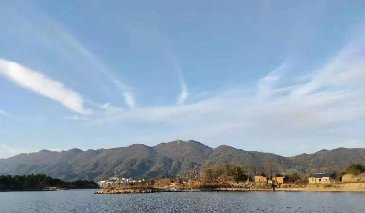 人生短短几十载，真没必要委屈自己。想想看，为了所谓的团队和谐，和同事争执后主动让