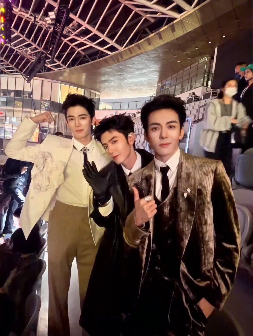 vogue盛典内场王星越陈哲远曾舜晞合照 ​​​ 三位大帅哥合影[爱你][爱你]