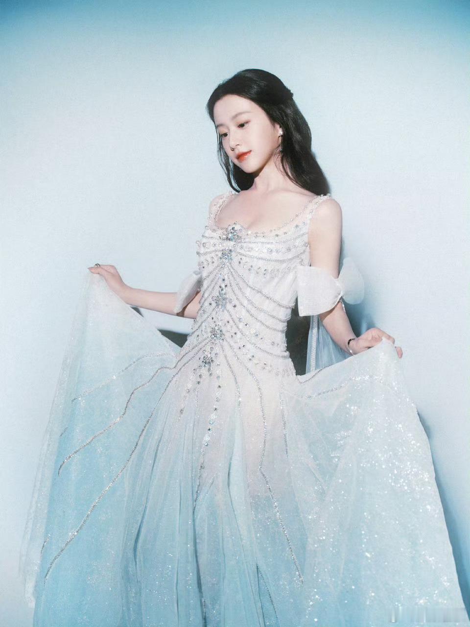 包上恩穿了艾莎公主的礼服包上恩今天这身造型是仙女下凡吗？冰蓝色渐变裙美到窒息，走