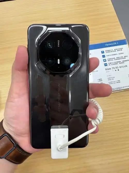 惊呆了！
今天刚买了新出的华为mate80
没想到还能这么用

没信号能打电话