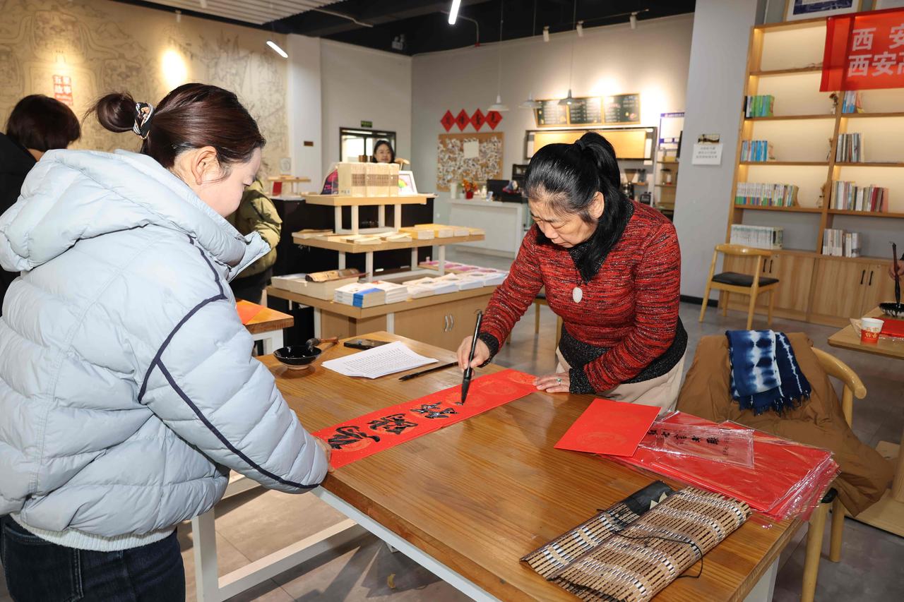 墨香迎新春 惠民暖人心
西安高新区“我们的节日•春节”文化惠民活动走进五星街道