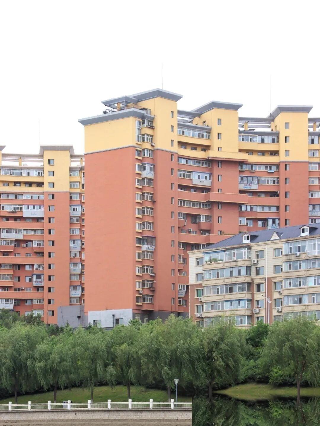 国内全是 30 层高楼？不缺地却住鸽子笼，真相扎心了！
为啥从一线到十八线县城，