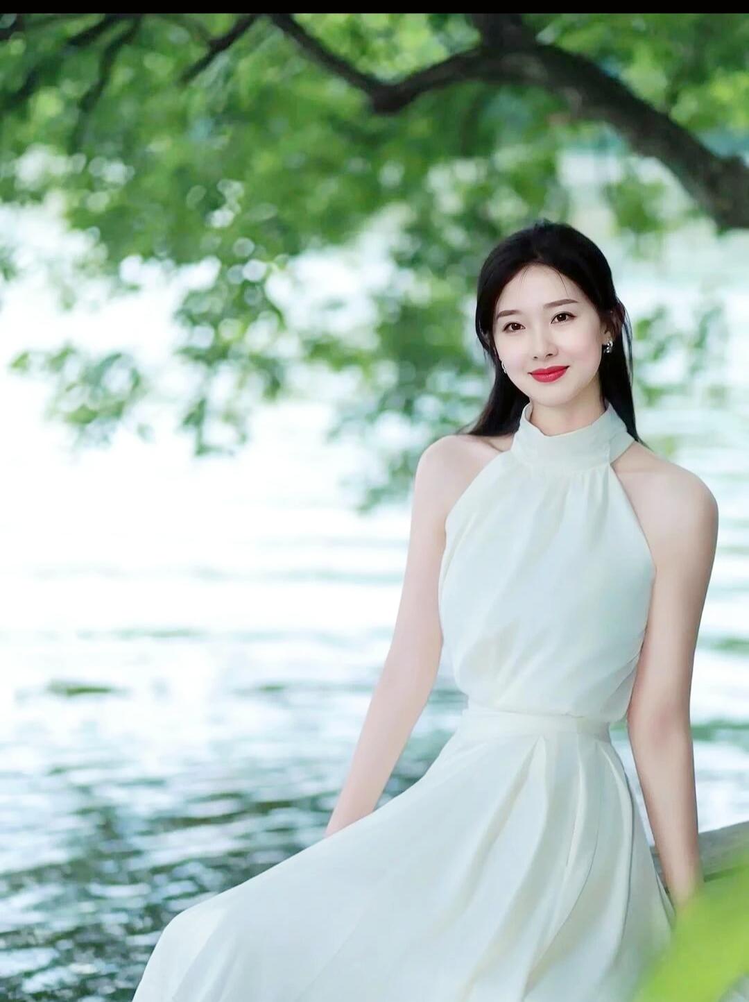 绿荫湖畔白仙女，风姿绰约画中行。晒图笔记大赛 舒服又好看的穿搭有哪些 记录我的2
